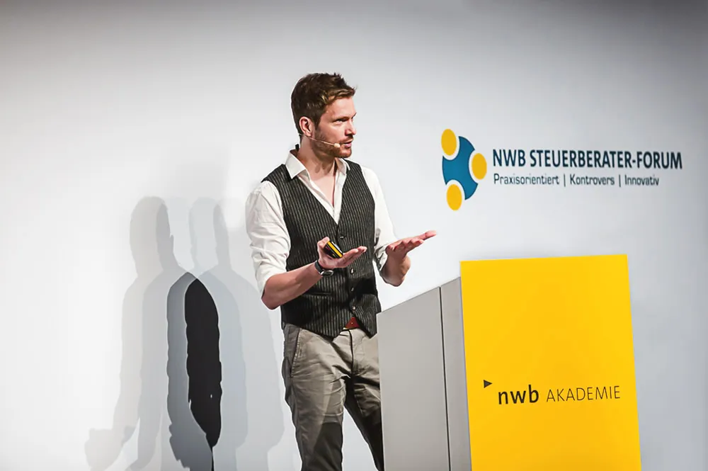 Stephan Pfob hält einen Vortrag